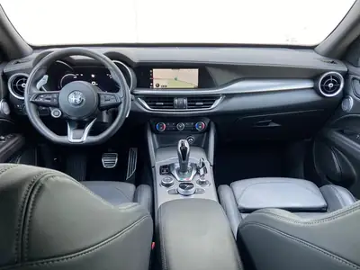 Alfa Romeo Stelvio 2.2 D Q4 210 Veloce — SUV diesel 4x4, toit panoramique, 77'700 km — Armaturenbrett