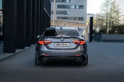 Alfa Romeo Giulia 2.9 V6 Biturbo Quadrifoglio — Berline sportive italienne 510 ch, impeccable — detail