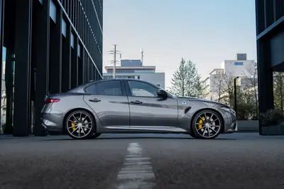 Alfa Romeo Giulia 2.9 V6 Biturbo Quadrifoglio — Berline sportive italienne 510 ch, impeccable — interior