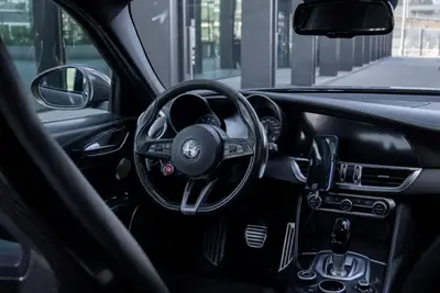Alfa Romeo Giulia 2.9 V6 Biturbo Quadrifoglio — Berline sportive italienne 510 ch, impeccable — Thumbnail 8