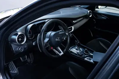 Alfa Romeo Giulia 2.9 V6 Biturbo Quadrifoglio — Berline sportive italienne 510 ch, impeccable — Thumbnail 7