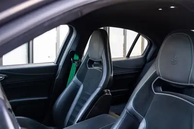 Alfa Romeo Giulia 2.9 V6 Biturbo Quadrifoglio — Berline sportive italienne 510 ch, impeccable — Thumbnail 9