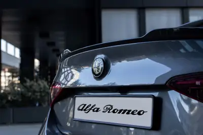 Alfa Romeo Giulia 2.9 V6 Biturbo Quadrifoglio — Berline sportive italienne 510 ch, impeccable — Thumbnail 13