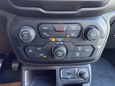 Jeep Renegade 1.0 Turbo Night Eagle — Compact SUV dynamique, sans accident — Thumbnail 16