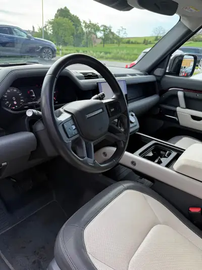 Land Rover Defender 130 3.0 D I6 300 — Robustesse premium et technologie hybride — détail