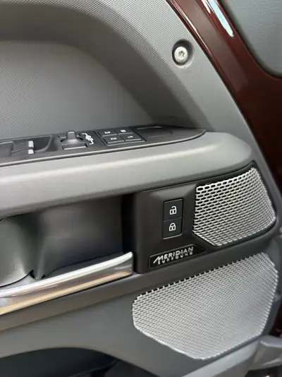 Land Rover Defender 130 3.0 D I6 300 — Robustesse premium et technologie hybride — Miniature 7