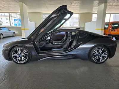 BMW i8 Coupé — Hybride Performance 362 ch, État Collector 44'500 km — rear view