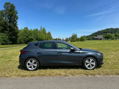 SEAT Leon 1.5 TSI Hola — Berline dynamique, première main, équipement premium — Seitenansicht