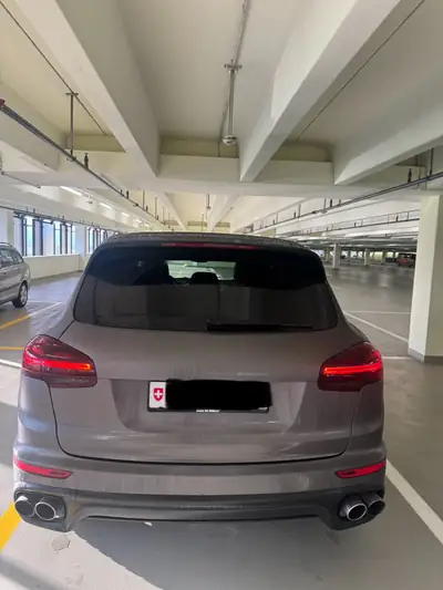 Porsche Cayenne 3.0 V6 S E-Hybrid — SUV premium hybride rechargeable, 112'000 km — vista posteriore