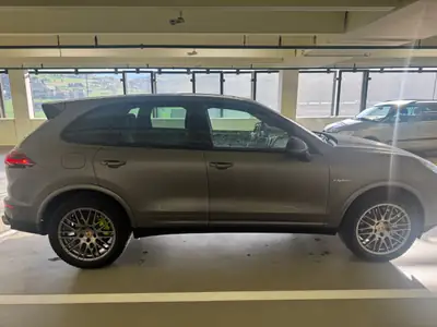 Porsche Cayenne 3.0 V6 S E-Hybrid — SUV premium hybride rechargeable, 112'000 km — fianco