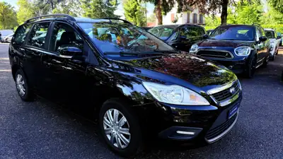 Ford Focus 1.6i VCT Carving — Break spacieux, moteur économe et sans sinistre — fianco