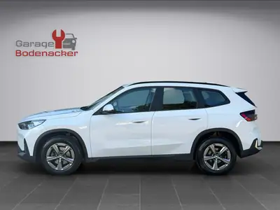 BMW X1 sDrive 18d — SUV compact diesel, équipement premium et consommation maîtrisée — rear view