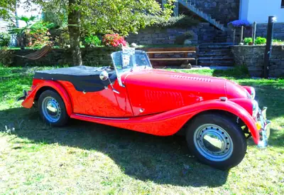 Morgan 4/4 Competition Ford 1600 GT — Roadster britannique rétro, 42'630 km d'histoire — fianco