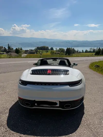 Porsche 911 3.0 Carrera PDK — Cabriolet blanc 2024, 25'000 km, sportivité sans compromis — vista posteriore