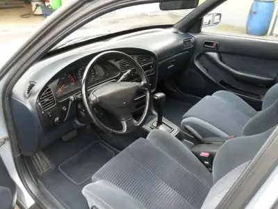 Toyota Camry 2.2 GL ABS — Berline fiable des années 90, moteur éprouvé — interni