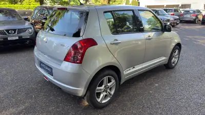 Suzuki Swift 1.3i 16V GL Top Piz Sulai LE 4x4 — Citadine polyvalente 4x4, 81'000 km — cruscotto