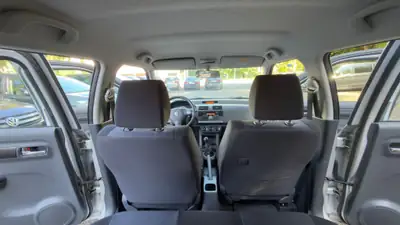 Suzuki Swift 1.3i 16V GL Top Piz Sulai LE 4x4 — Citadine polyvalente 4x4, 81'000 km — Miniatura 8