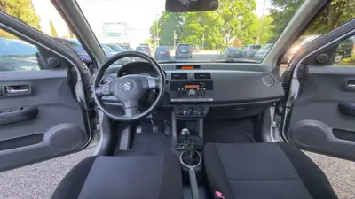 Suzuki Swift 1.3i 16V GL Top Piz Sulai LE 4x4 — Citadine polyvalente 4x4, 81'000 km — Miniatura 10