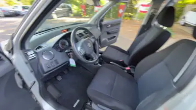 Suzuki Swift 1.3i 16V GL Top Piz Sulai LE 4x4 — Citadine polyvalente 4x4, 81'000 km — Miniatura 11