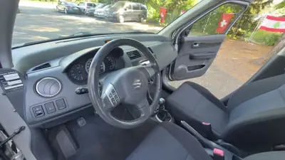 Suzuki Swift 1.3i 16V GL Top Piz Sulai LE 4x4 — Citadine polyvalente 4x4, 81'000 km — Miniatura 12