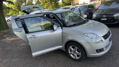 Suzuki Swift 1.3i 16V GL Top Piz Sulai LE 4x4 — Citadine polyvalente 4x4, 81'000 km — Miniatura 14