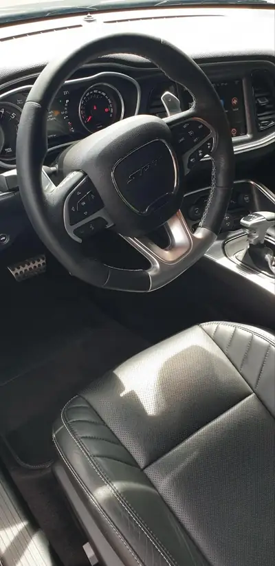 Dodge Challenger 2018 — Muscle Car Légendaire, 490 ch, Faible Kilométrage — fianco