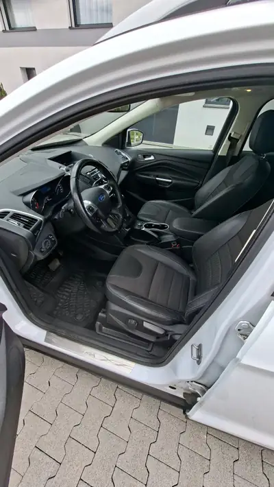 Ford Kuga 1.6 EcoBoost Titanium — SUV polyvalent, 101'000 km, tout-terrain fiable — tableau de bord
