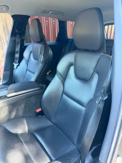 Volvo XC60 2.0 T5 Momentum AWD — SUV premium 250 ch, traction intégrale, sans sinistre — intérieur