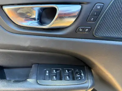 Volvo XC60 2.0 T5 Momentum AWD — SUV premium 250 ch, traction intégrale, sans sinistre — Miniature 11