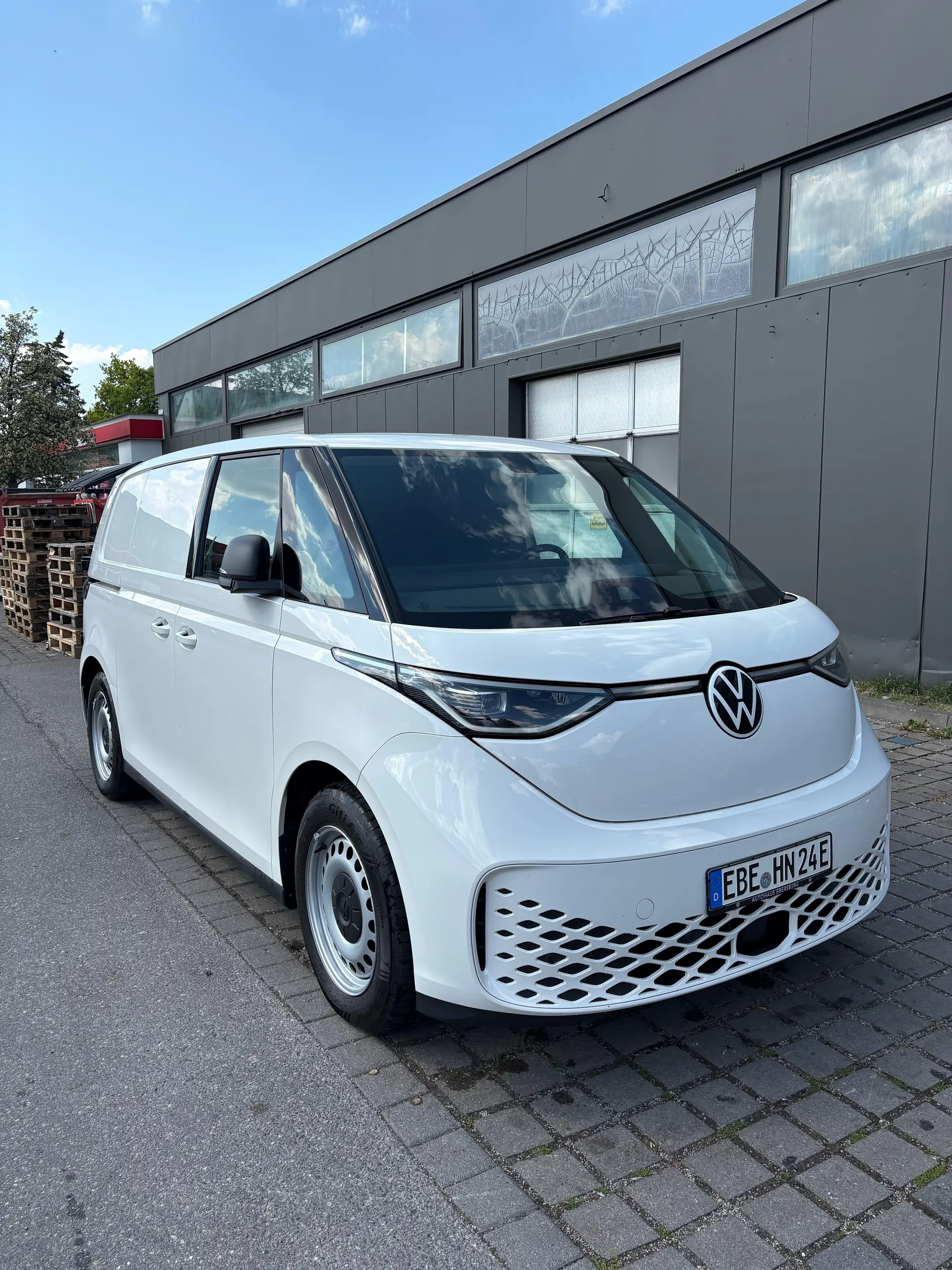 VW ID.BUZZ 77kWh — Le minivan électrique iconique, spacieux et zéro émission — Außenansicht