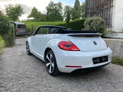 VW Beetle Cabrio 1.4 TSI Sport — Décapotable mythique, entretien à jour & faible kilométrage — vista posteriore