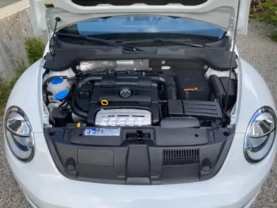 VW Beetle Cabrio 1.4 TSI Sport — Décapotable mythique, entretien à jour & faible kilométrage — Miniatura 14