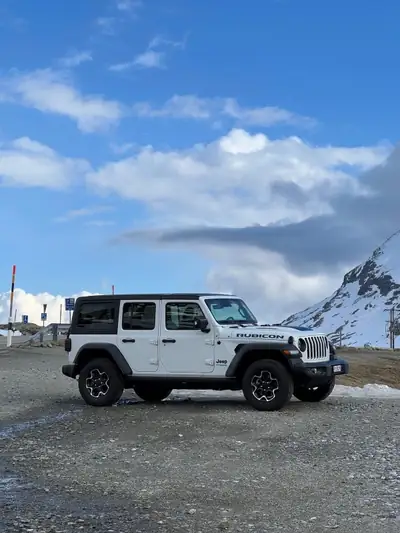 Jeep Wrangler 2.0 Un120 PHEV Unlimited — SUV hybride rechargeable, 14'000 km seulement — arrière