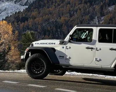 Jeep Wrangler 2.0 Un120 PHEV Unlimited — SUV hybride rechargeable, 14'000 km seulement — vue extérieure