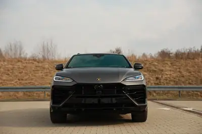 Lamborghini Urus SE 2025 — Le SUV hybride haute performance, 28'000 km seulement — Heckansicht