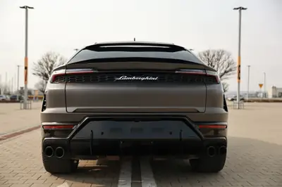 Lamborghini Urus SE 2025 — Le SUV hybride haute performance, 28'000 km seulement — Seitenansicht