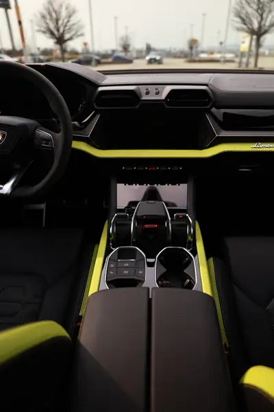 Lamborghini Urus SE 2025 — Le SUV hybride haute performance, 28'000 km seulement — Armaturenbrett