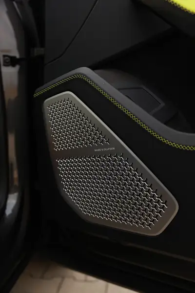 Lamborghini Urus SE 2025 — Le SUV hybride haute performance, 28'000 km seulement — Miniatur 12