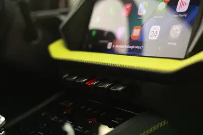 Lamborghini Urus SE 2025 — Le SUV hybride haute performance, 28'000 km seulement — Miniatur 15