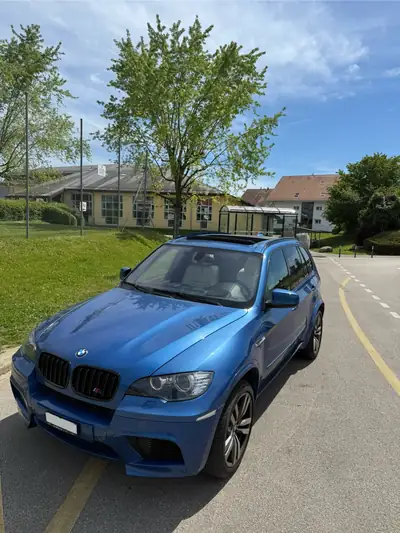 BMW X5M 2012 — SUV sportif 555 ch, transmission automatique, kilométrage modéré — vista posteriore