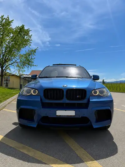BMW X5M 2012 — SUV sportif 555 ch, transmission automatique, kilométrage modéré — vista esterna
