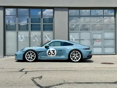 Porsche 911 S/T Heritage 2024 — Coupé sportif légendaire, 1350 km, Shore Blue — vista esterna