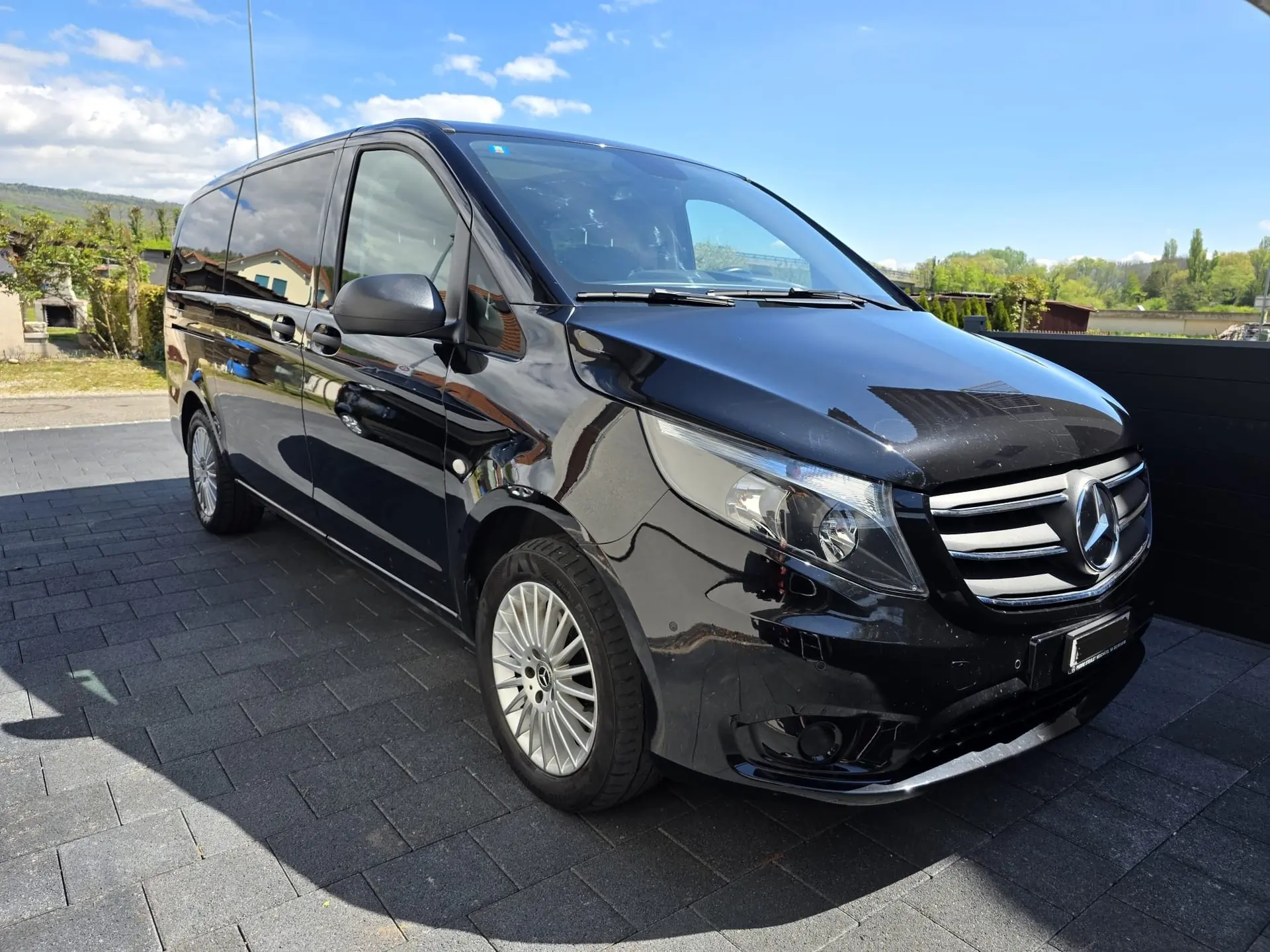 Mercedes-Benz Vito Tourer Family 4x4 — 8 places, toit panoramique, 60'000 km seulement — vue extérieure