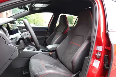 VW Golf 2.0 TSI GTI Clubsport — 301 ch, technologie IQ Light et freinage haute performance — Miniature 23
