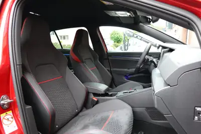 VW Golf 2.0 TSI GTI Clubsport — 301 ch, technologie IQ Light et freinage haute performance — Miniature 24