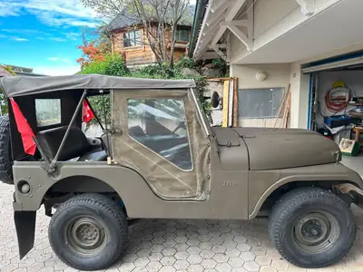 Jeep CJ-5 Kaiser 1970 — Légendaire 4x4 Militaire en État Veteran « Très Bon » — côté