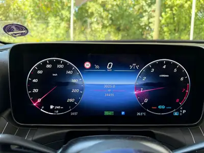 Mercedes-Benz C 200 Avantgarde Premium — Berline élégante 4MATIC, première main, entretien Mercedes — fianco