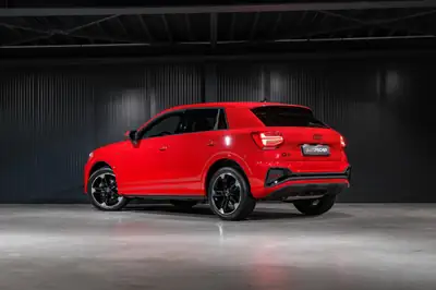 Audi Q2 35 TFSI S line — SUV compact sportif, kilométrage faible, garantie constructeur — side view