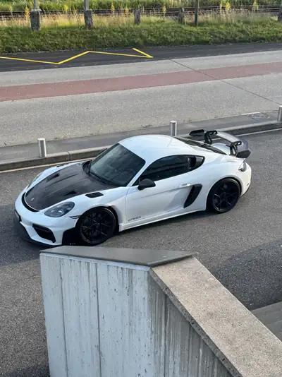 Porsche 718 Cayman GT4 RS PDK Weissach — Sportive extrême, 5650 km seulement — side view
