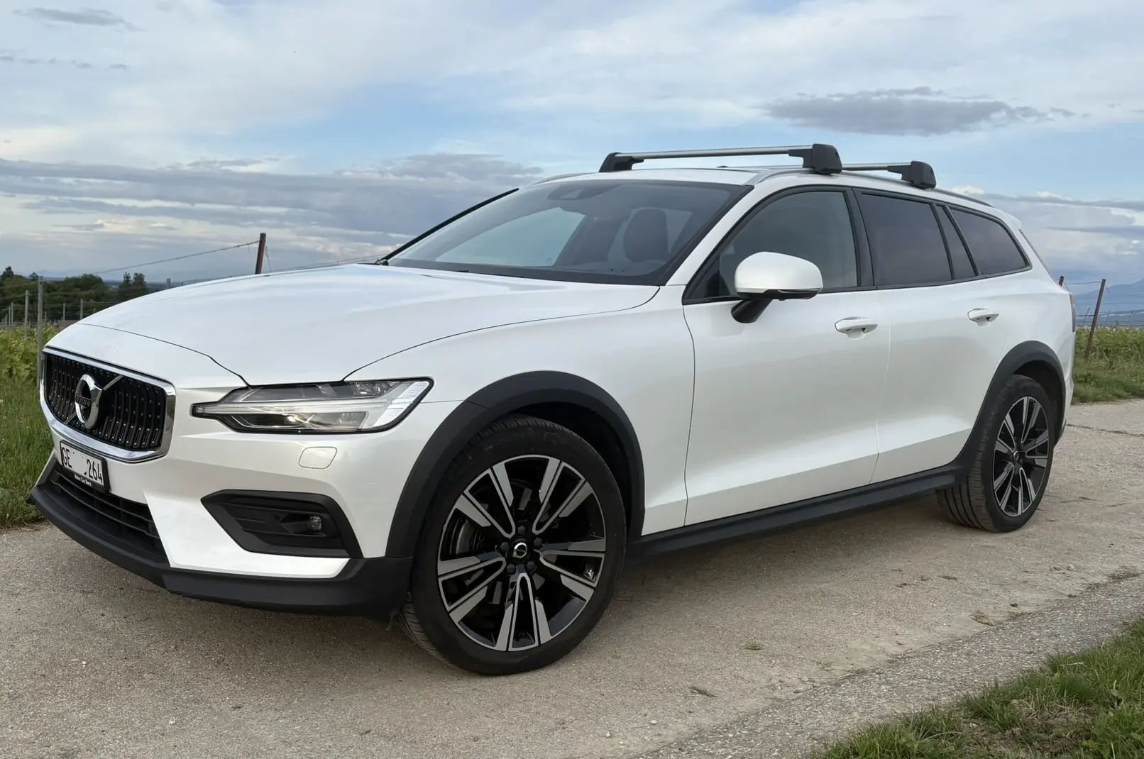 Volvo V60 Cross Country B4 Mild Hybrid AWD — SUV familial sophistiqué, garantie Swiss Premium incluse